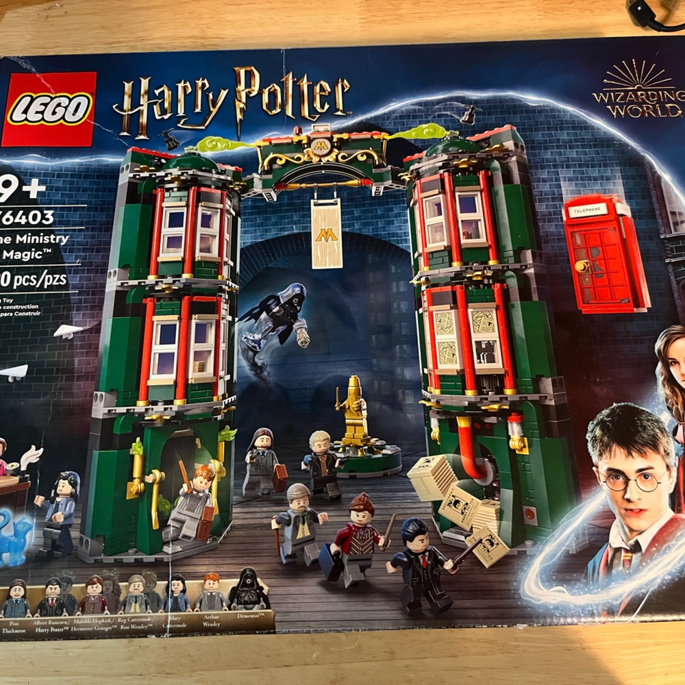 LEGO Harry Potter Magical Ministry Set with Green and Red